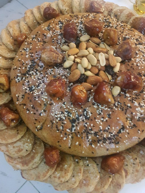 خبزه بالسمن والعسل والمكسرات والقطايف