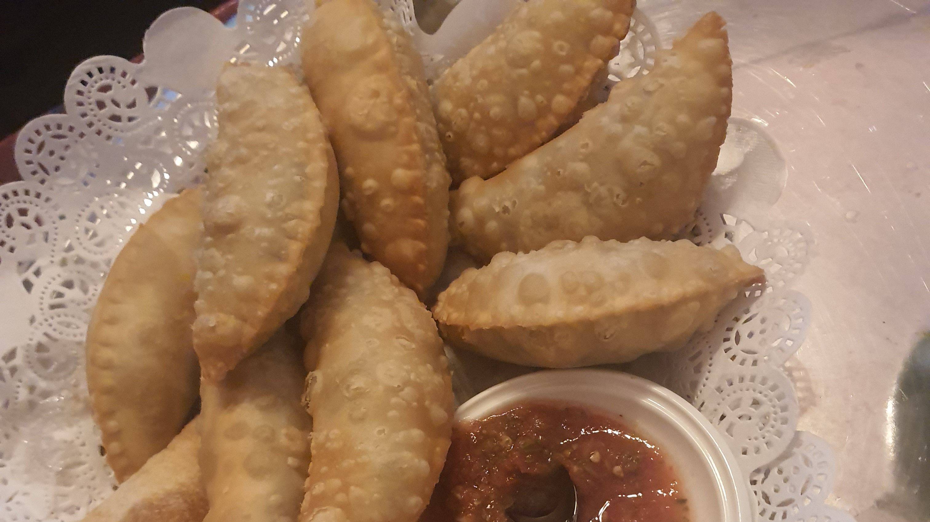 سمبوسة بأنواعها لحم دجاج خضار جبن شدر