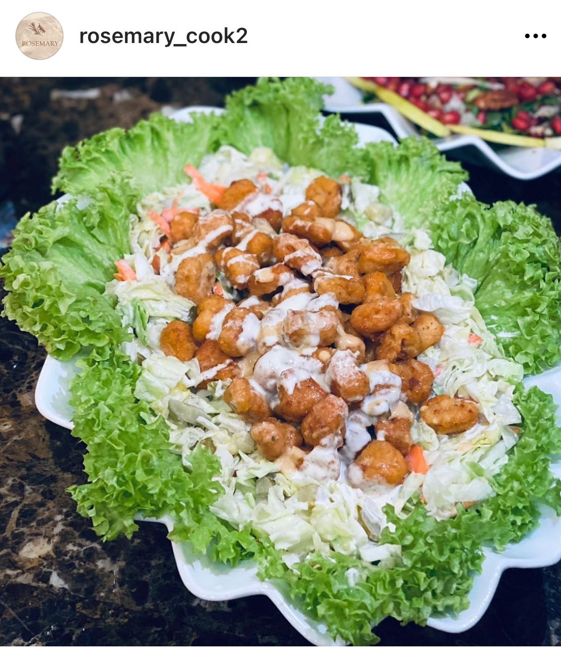 سلطة البوب كورن
دجاج مقلي مع خس وملفوف وجزر وذره