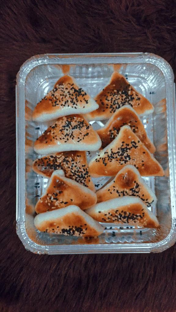 معجنات طرية وهشة بالحبنة الصفرا بالسمسم وحبة البركة