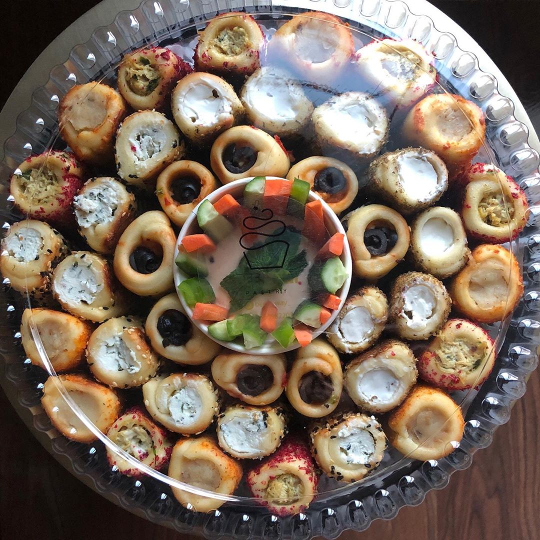 فطاير اسطوانية منوعة..بالعافية لصاحبة الطلب❤️
.
#الدمام_الخبر #حلوياتي #الظهران #الظهران_الخبر #ورق_عنب #سان_سيباستيان #الدمام #مفرزنات #مفرزنات_رمضان #مفرزناتي #اطباق_سريعه #اطباق_لذيذه #اطباق #فطاير #فطاير_مشكله #فطائر #فطاير_جبن .#معجنات_رمضان #معجنات #معجنات_مشكله #معجناتي #بالعافية#meal_w_smile #رمضان #اطباق_رمضانيه #جديد #اسر_منتجه