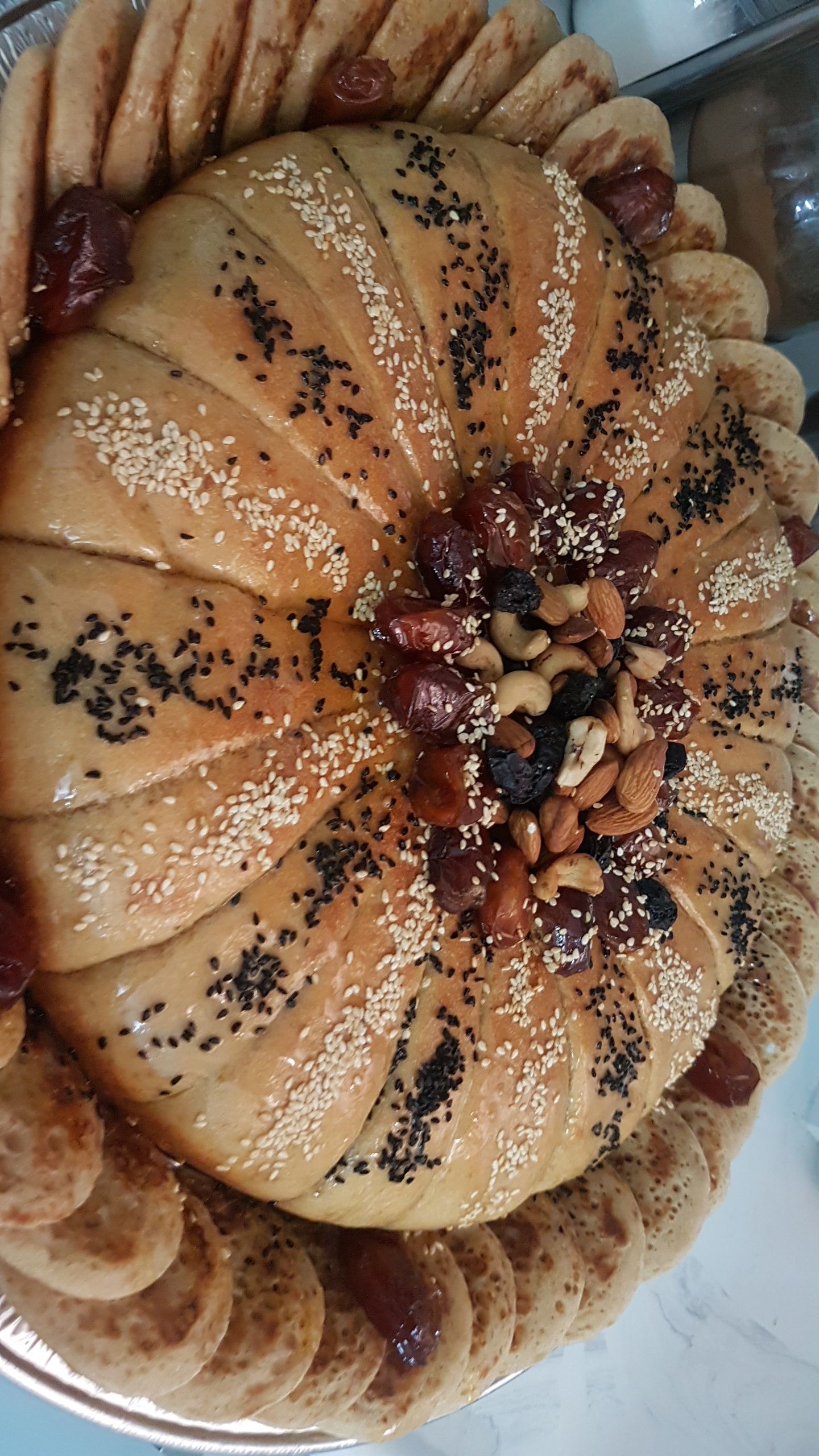 خبزه بالسمن والعسل والمكسرات والقطايف