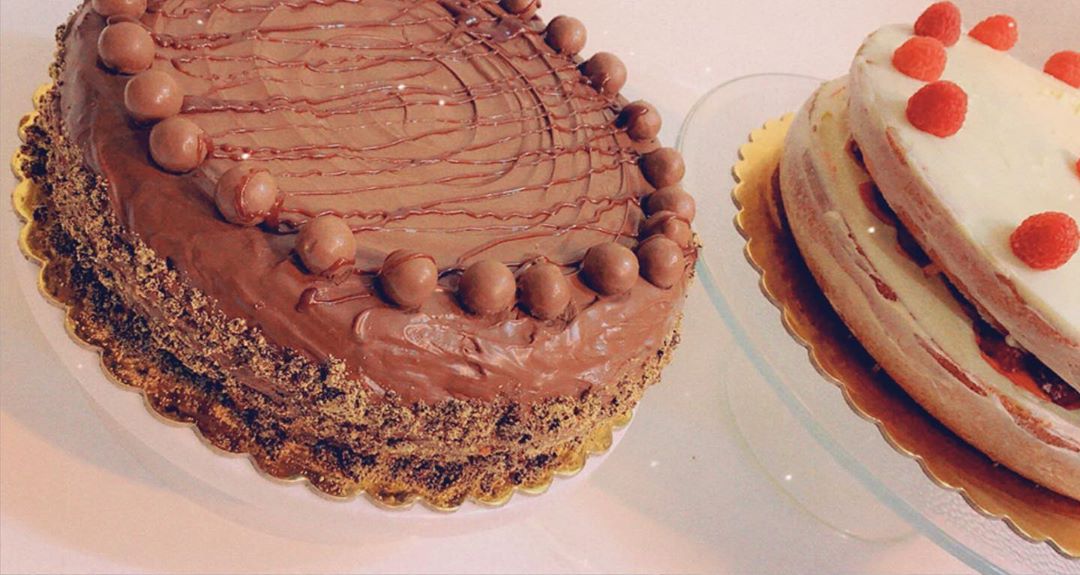 - كيكة الفانيلا & وكيكة الشوكولاته اللذيذة | بسعر 150 ريال للكيكة الواحدة ✨
#لوتس #كرات_اللوتس #كيكة_الزبادي #حلا #بسبوسة #بسبوسة_باللوتس #كرات_اللوتس_اللذيذة #بسبوسة_القشطة #بسبوسة_السينابون #كيكة_دايجستف_السينامون #جوز #مدارس #فعاليات_الرياض #وزارة_التعليم #كنافة #بسبوسة #حلى #ضيافة #ضيافة_قهوة #حساب_المشاهير #افنان_الباتل #افنانيتا#مهرجان#الرياض#أحلام#أصالة #موسم_الرياض #حلويات #زارا #بيرشكا #فعاليات_الرياض