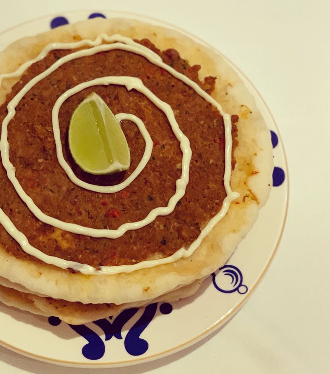 لحم بعجين
اللحمة :
بالفرامة نفرم بصل وسط ونص فلفل احمر بارد وبقدونس وثلاث فصوص ثوم وزيت زيتون وملعقة كبيره معجون طماطم ثم نضيف الخليط الى اللحمة المفرومة ونضيف ملح وكمون وفلفل اسود وبهارات مشكله ونخلطها ثم نستخدمها على العجين
العجينة :
ثلاث ملاعق حليب ، ملعقتين سكر ، ملعقه كبيره خميره ، ملعقه صغيره بكنج ،ربع كاس زيت ، كاسين ماء ، دقيق
الطريقة :
نخلط جميع المقادير مع كاستين ماء ماعدا الدقيق بالخلاط او العجانه ثم نضيف الدقيق ونعجن حتى تكون عندنا عجينه متماسكه وممكن ونزيد ماء او دقيق حسب الحاجه وتترك تتخمر من ساعه الى ساعه ونص ونكورها كور اصغر من البيضة ونفردها رقيقه جداً ثم نضع عليها اللحمة ونوزع اللحمه على العجينه ونضغط عليها عشان تمسك بالعجينه ونخبزها على الصاجه او الخبازه الكهربائية او الفرن وتقدم مع الليمون والمايونيز او الرانش ومخلل الخيار وبس وبالعافيه .
@alm_tart
@alm_tart
#لحم_بعجين#طبخ#طبخات#معجنات#لحم#كفتة_لحم#طبخات_لذيذه#طبخات_سهلة#خبز#خبز_صاج#