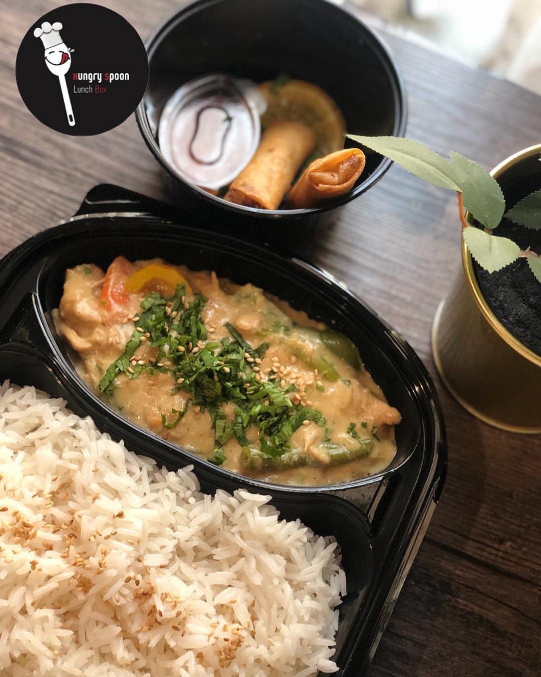 Thai chicken , spring roll دجاج تايلندي مع الأرز ، وسمبوسة السبرنق رول بالخضار #غداء_سريع #غداء_موظفين #غداء_عمل #غداء_اليوم #اكل_لذيذ #thaifood #thaichicken #توصيل #الرياض #yummymummies #yummyfood #food #غداء_موظفين #غداء_موظفات #غداء_يومي
