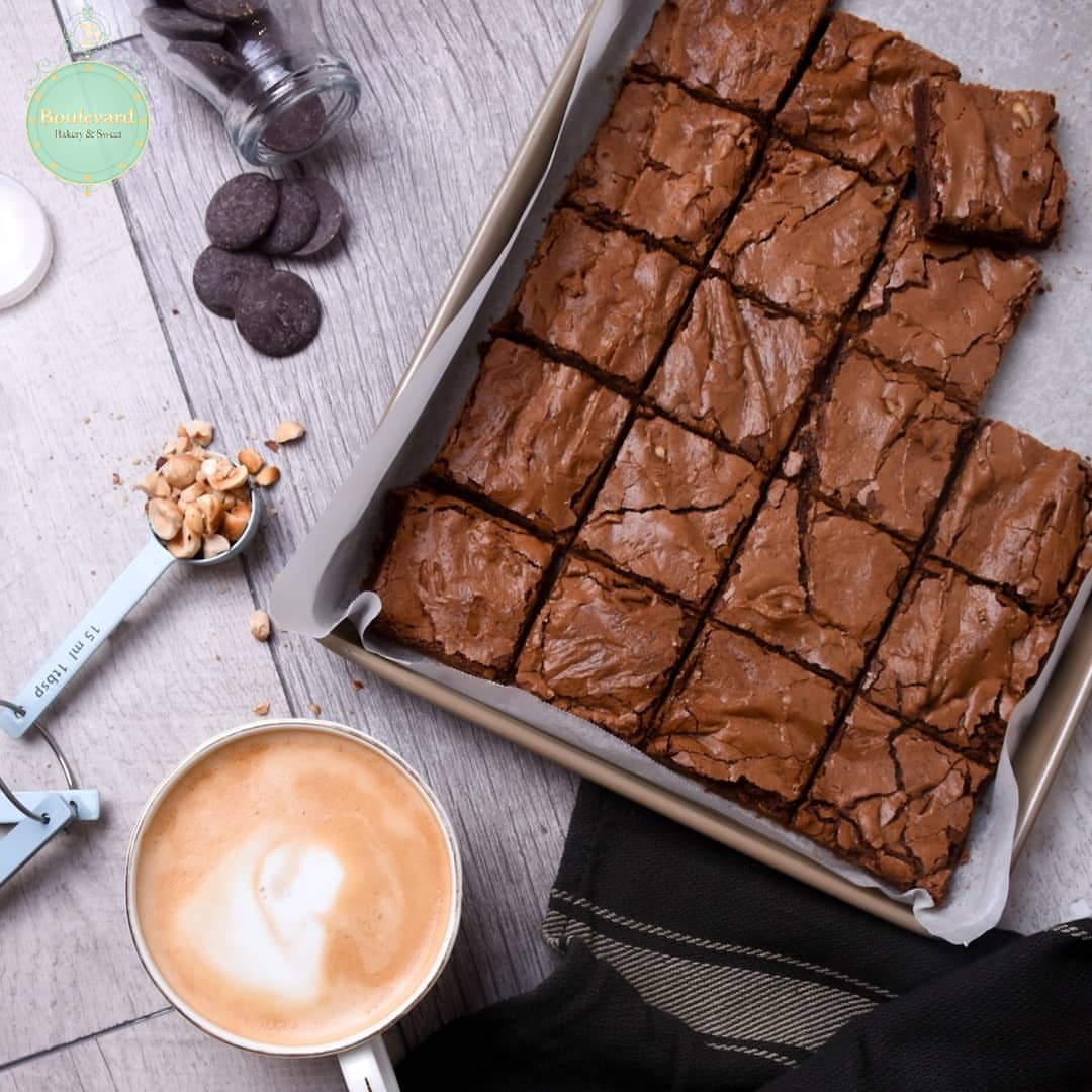 Brownies ❤️
Available now to order ❤️
.
24 قطعة من البراونيز اللذيذة و الطرية
متاحة للطلب الآن من خلال الموقع أعلى الصفحة
.
.
#القطيف #حلويات #طلبات #قطيف #سيهات #صفوى #تاروت #براونيز #cake #brownies #chocolate #hazelnut #dessert #coffetime