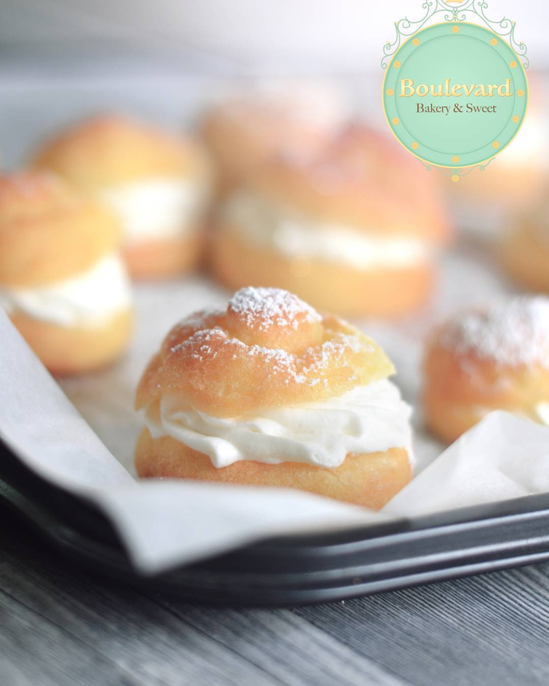 وَ حين عَثرتُ عليكْ
فَقدتُ قَلبي ❤ ..
.
our light cream puff,
Available tomorrow .
يتوفر غداً
كريم بف اللذيذ الخفيف
.
.
للإستفسار
Direct massage
للطلب من خلال الموقع في البايو
.
المنطقة الشرقية .. القطيف .
.
photographer @zainab_Aldar