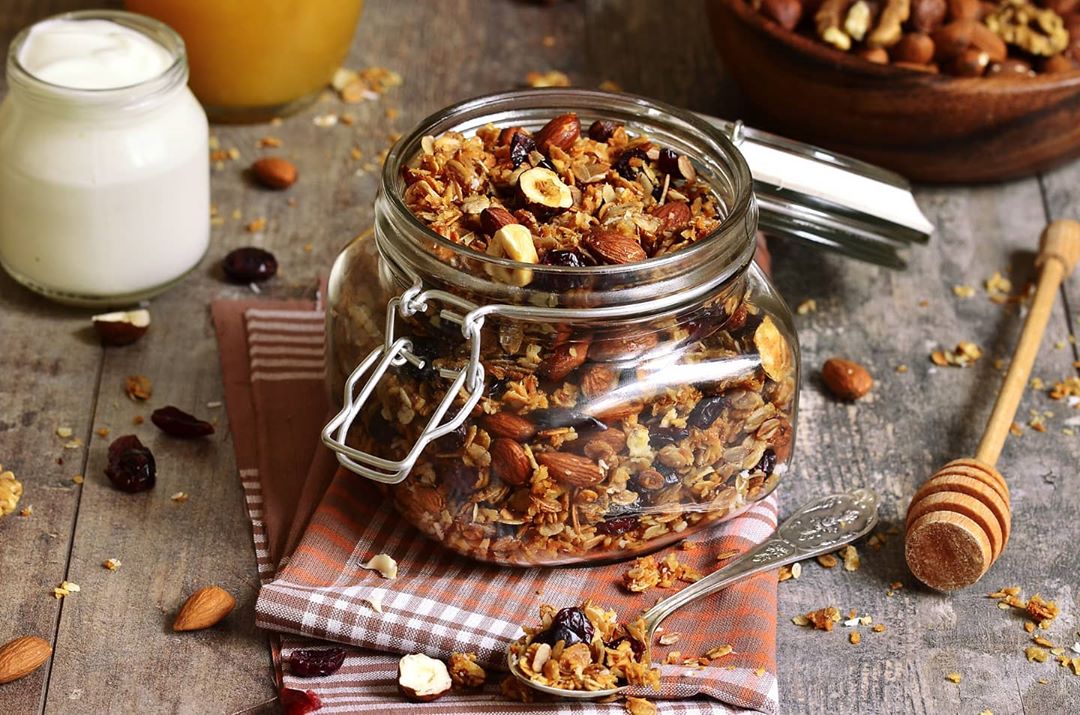 Granola with seeds, nuts and dried fruit, sweetened with honey only, no sugar no artificial ingredients.
Order now WhatsApp 0557678740
#جرانولا #جرانولا_صنع_منزلي #صحي #جرانولا_صحيه #رشاقه #دايت #سناك #حميه #فطور #سعرات_حراريه #دايت_سنتر #طعام_صحي #قرانولا #جرانولا_صحي #مكسرات #فطيرة_تفاح #سحور_صحي #دايت_صحي #وصفات_صحيه #بدائل_صحيه #كرامبل_التفاح #زبادي
#healthy_food #granola #homemad #diet #healthy_meal #healthy_diet #snack #diet_centre.