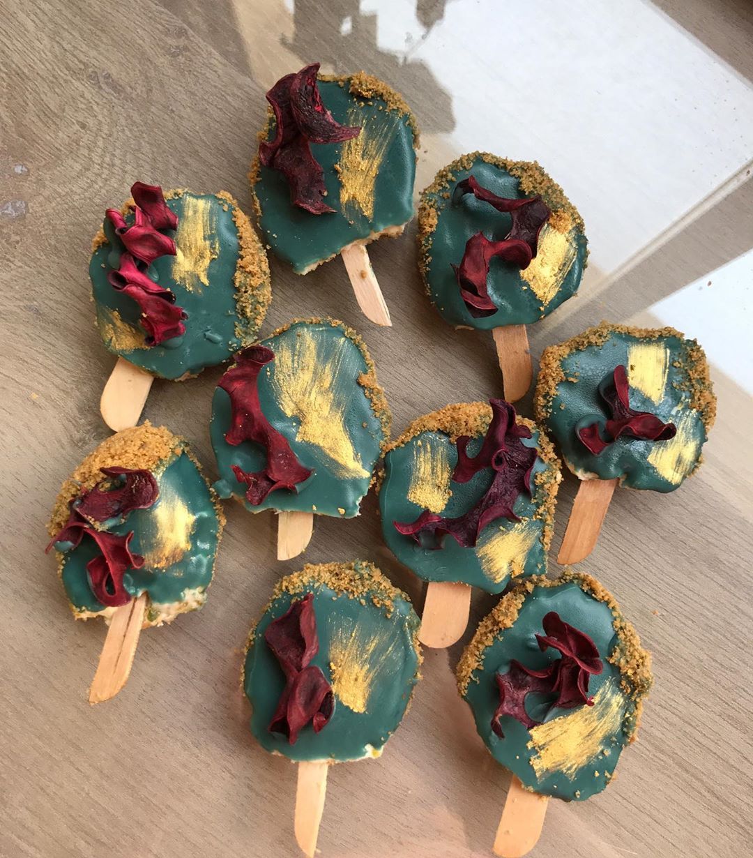 تحتار ما بين الطعم والشكل،مين الأحلى☹️#food #baking #dessert #cheese #cake #gold #cheesecake #turquoise #flowers #photography #foodphotography #flowers #fresh #yummy #chef #creative #chocolate #whitechocolate #callebaut #حلويات #wow #amazing #pistachio #gold #rose #gypsophila #patisserie #pâtisserie #nuts #pistachio