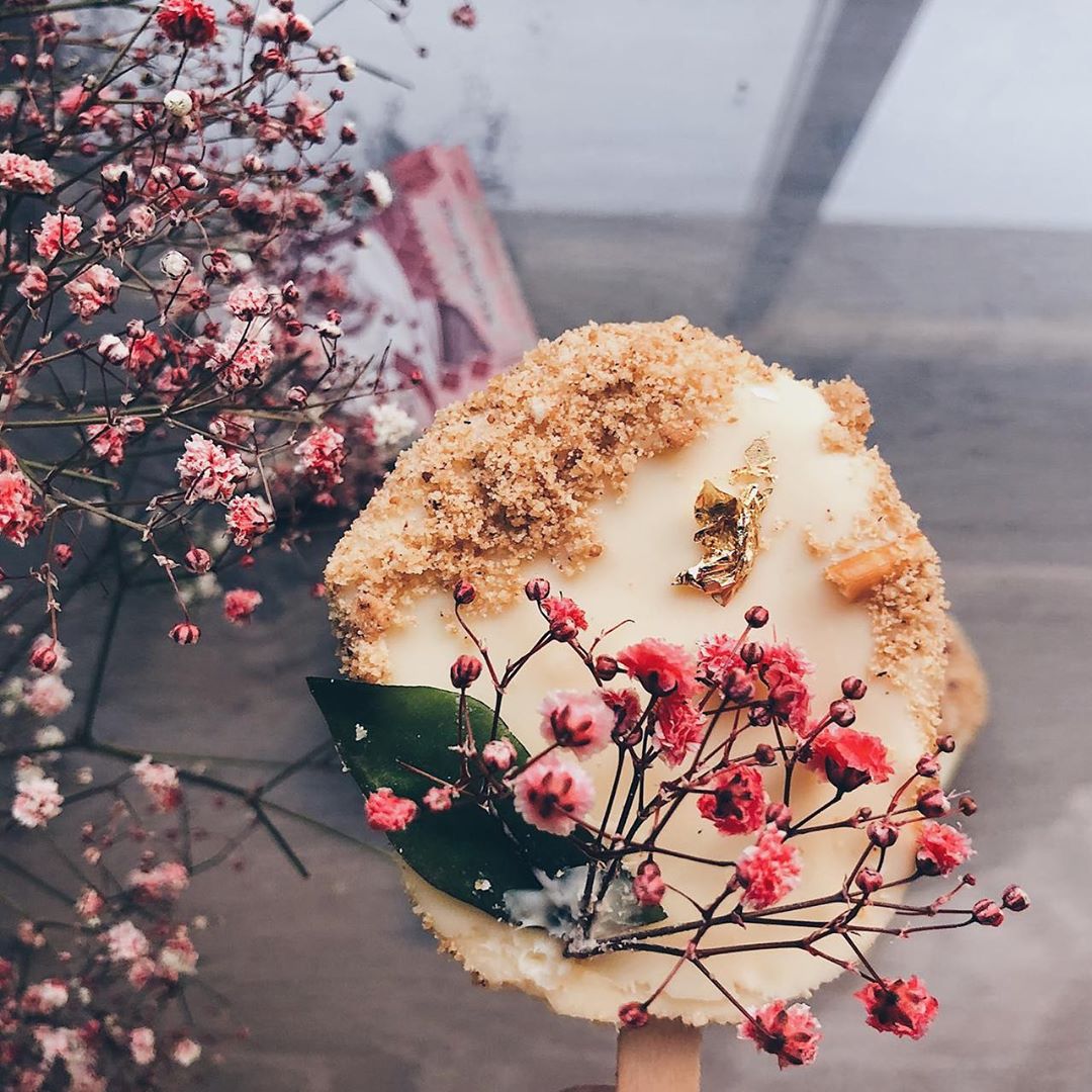 كشخة تشيزكيكنا للعيد، زيناه بزهرة الجيبوسوفيلا، تليق بجمال العيد#food #baking #dessert #cheese #cake #eid #cheesecake #pink #baklava #flowers #photography #foodphotography #flowers #fresh #yummy #chef #creative #chocolate #whitechocolate #callebaut #حلويات #wow #amazing #عيد #pistachio #gold #rose #gypsophila #patisserie #pâtisserie