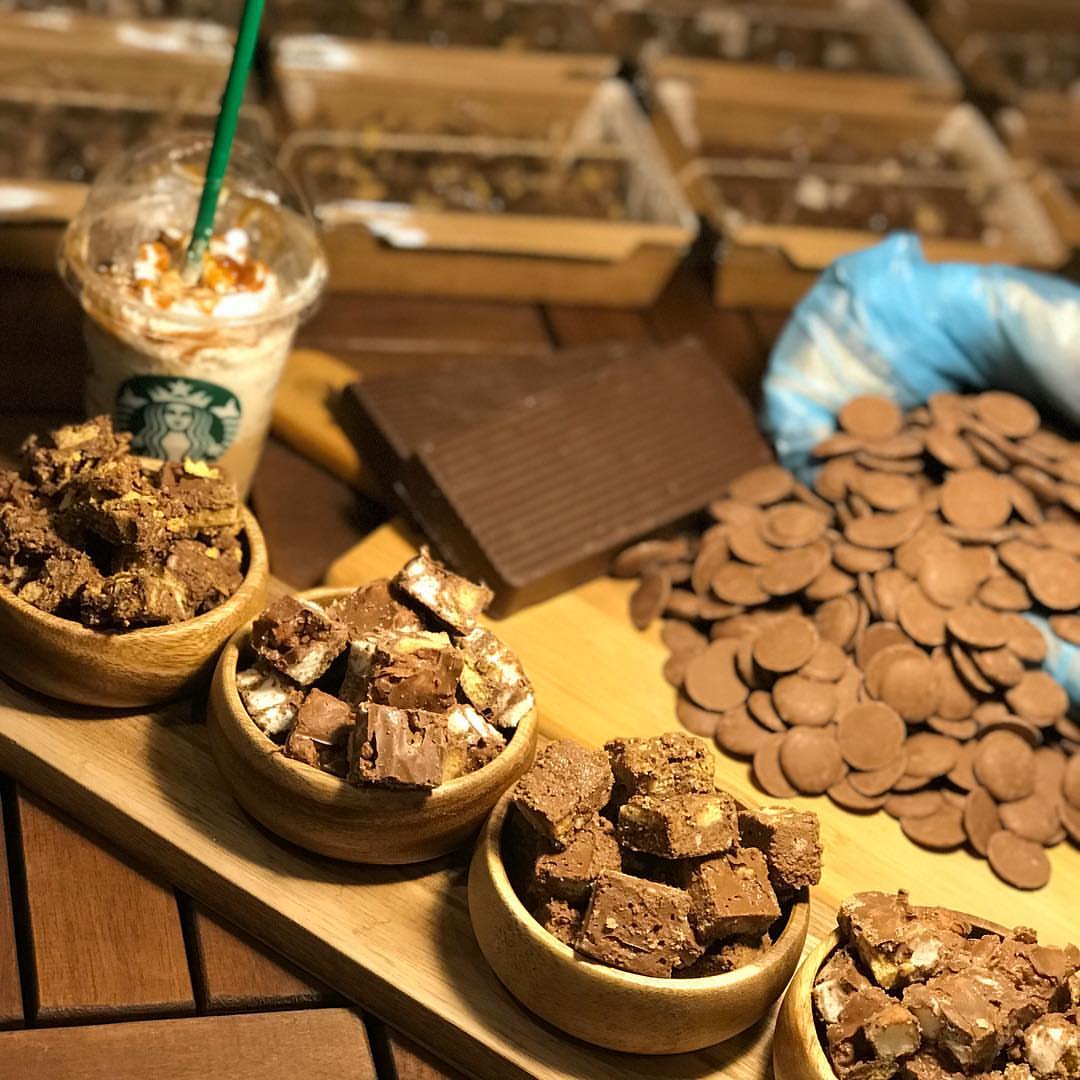 كنافه بالجبن الكيري محمره مع الحليب المكثف والفستق ٧٠ ريال والتوصيل مجاني لجميع احياء الرياض لفتره محدوده