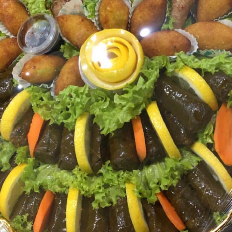صحن مشكل ورق عنب وملفوف وكبة مع التقديم المميز فقط ١١٠ ريال