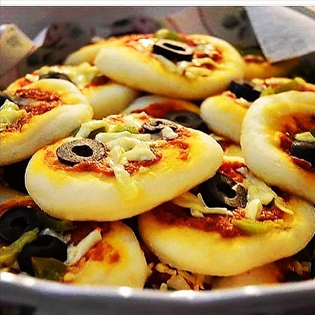 بيتزا بالجبن والزيتون