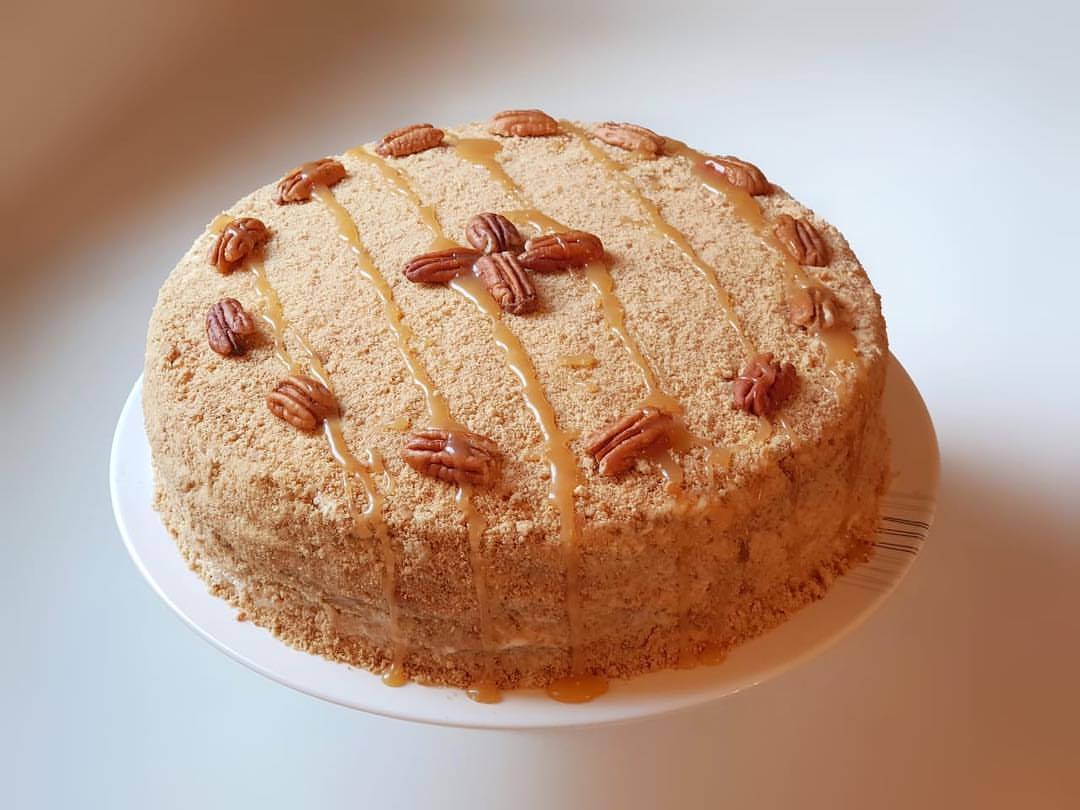 Flavorful Russian Honey Cake!!
Available with caramel sauce or creme cheese topping
كيكة العسل الروسية المميزة!!
#jeddah
#cake
#ksa
#honey
#honeycake