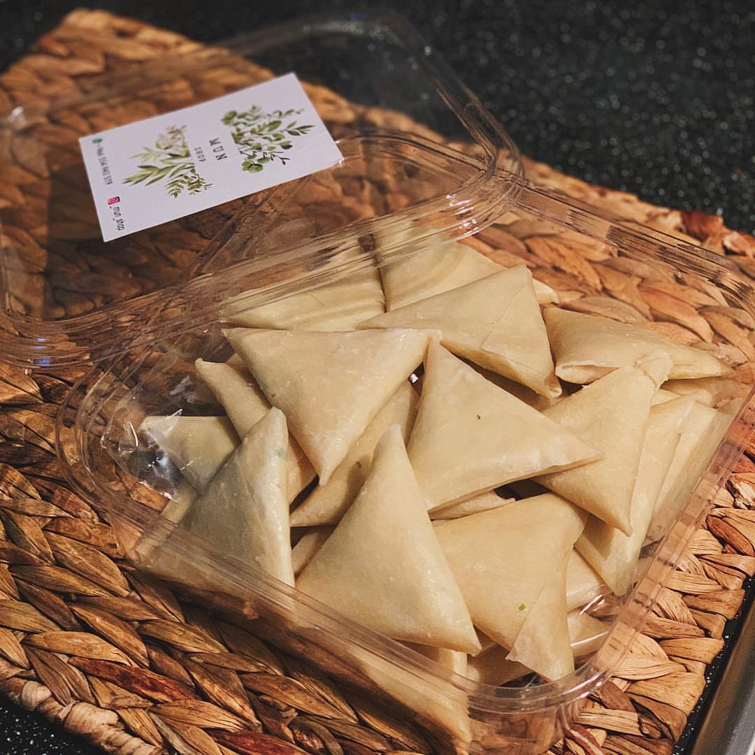 • جديدنا مفرزنات رمضان ♥️ سمبوسة دجاج
وسمبوسة جبن مشكلة ( ٦ انواع اجبان ) .
الطلب قبل بيومين .