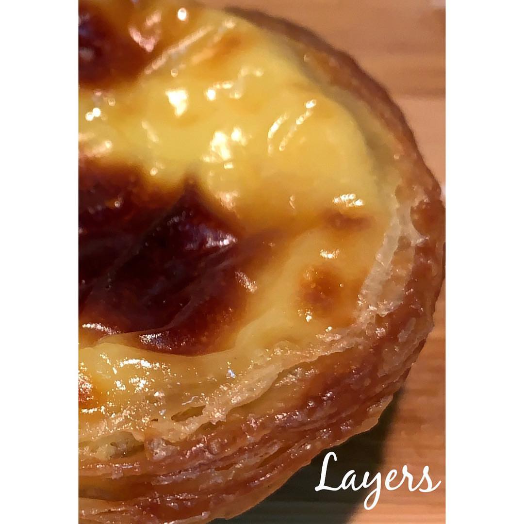 جمال طبقات عجينة الناتا المقرمشة!
The beautiful layers of nata crust!
.
.
.
#pasteldenatajeddah #natajeddah #jeddahdesserts #pastelaria #portuguese #bakery #jeddahfood #jeddah_food #jeddah_city #جدة #yummyjeddah #لذيذ #شهي#حلى #حلى_جدة #nata #ناتا_جدة #homemadedesserts