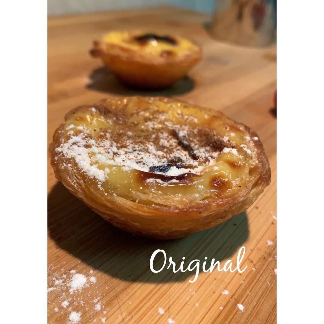 مافي زي الناتا بالنكهة الأصلية مع رشة سكر و قرفة
Nothing beats original nata with a dash of sugar and cinnamon
.
.
.
#pasteldenatajeddah #natajeddah #jeddahdesserts #pastelaria #portuguese #bakery #jeddahfood #jeddah_food #jeddah_city #جدة #yummyjeddah #لذيذ #شهي#حلى #حلى_جدة #nata #ناتا_جدة #homemadedesserts