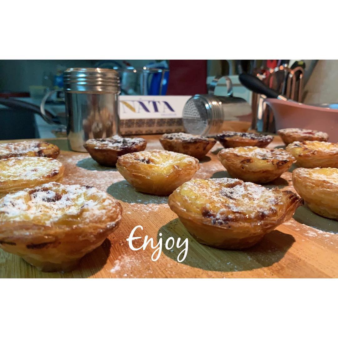 استمتعوا بالناتا اللذيذة في عطلة نهاية الأسبوع مع أهلكم و أصحابكم ♥️
.
Enjoy the delicious nata on your weekend with family and friends ♥️
.
.
.
#pasteldenatajeddah #natajeddah #jeddahdesserts #pastelaria #portuguese #bakery #jeddahfood #jeddah_food #jeddah_city #جدة #yummyjeddah #لذيذ #شهي#حلى #حلى_جدة #nata #ناتا_جدة #raspberry #راسبيري#الخميس_الونيس #الخميس_الونيس