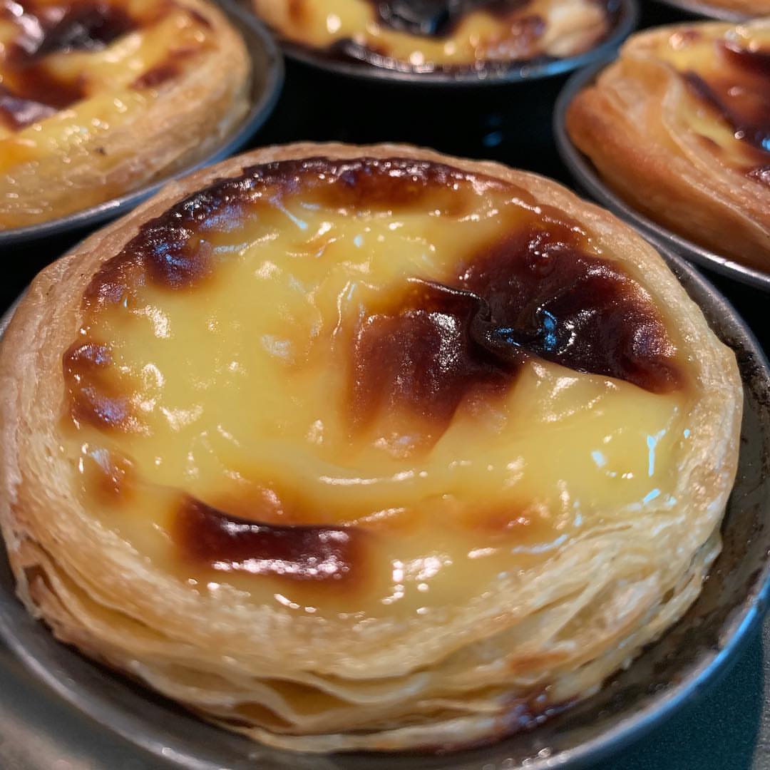 دوبها طالعة من الفرن!
Fresh out of the oven!
.
.
.
#pasteldenatajeddah #natajeddah #jeddahdesserts #pastelaria #portuguese #bakery #jeddahfood #jeddah_food #jeddah_city #جدة #yummyjeddah #لذيذ #شهي#حلى #حلى_جدة #nata #ناتا_جدة