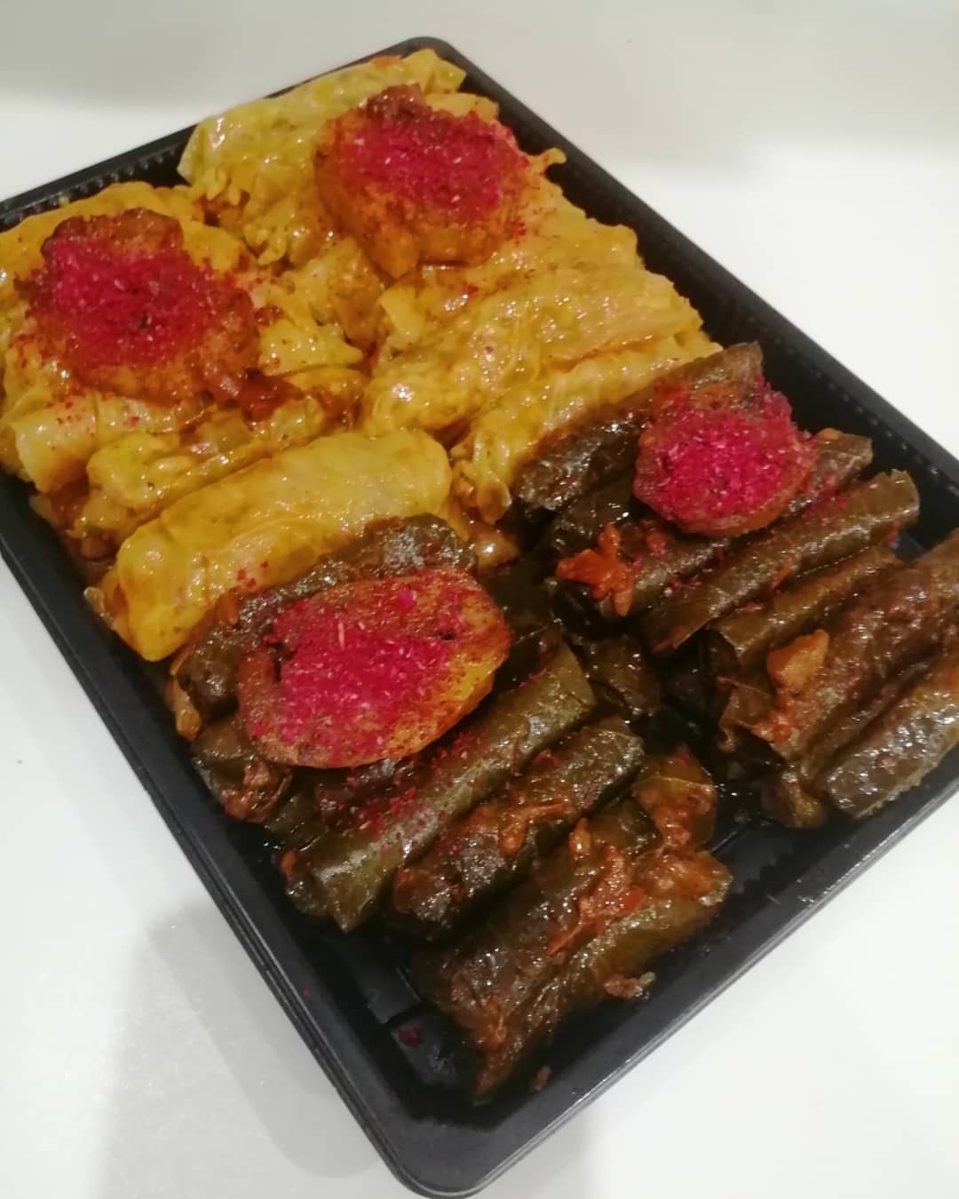 صحن مشكل ورق عنب وملفوف ٥٠ حبه
ب ٥٠ ريال
#ملفوف_محشي_حار_بارد_لذيذ_سبايسي_ناطع_حامض_جدا_متوفر_طازج_يومين_بطعم_اليمون_دبس_الرمان_ذايب_شههي_لايقاوم_ #ورق_عنب_لذيذ #ورقعنب_حامض_بدبس_الرمان