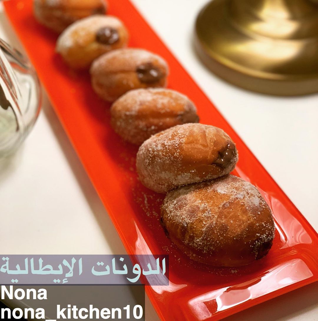 الدونات الإيطالية المكونات ..
٢ بيض
١ كوب حليب
٢ ملعقة خميرة فورية
٦٠ جرام زبدة بحرارة الغرفة
١ كوب بطاطس مسلوق ومهروس
٢ كوب دقيق ابيض
١/٤ كوب سكر
١/٢ ملعقة صغيرة ملح
١/٤ ملعقة صغيرة فانيليا
مكونات الحشوة
نوتيلا
سكر بودرة
طريقة التحضير
نضع الخميرة في نصف كوب حليب مع ملعقة سكر ونتركها لمدة ١٠ دقائق حتى تنشط
نضع بقية المقادير في العجانة ونضع بعد ذلك خليط الخميرة وبقية الحليب ونعجنها لمدة ٣ دقائق ونتركها تتخمر لمدة ساعة
بعد ذلك تفرد العجينة بسماكة ١ سم ونقطعها دوائر ونتركها لترتاح ربع ساعة وتقلى في زيت غزير نتركها لتبرد ثم نحشيها بالنوتيلا
ونغمسها بالسكر البودرة وبالعافية ♥️ لذيذة جربوها واعطوني رأيكم
#وصفات_رمضان #اطباق_سريعة # دونات #دونات إيطالية