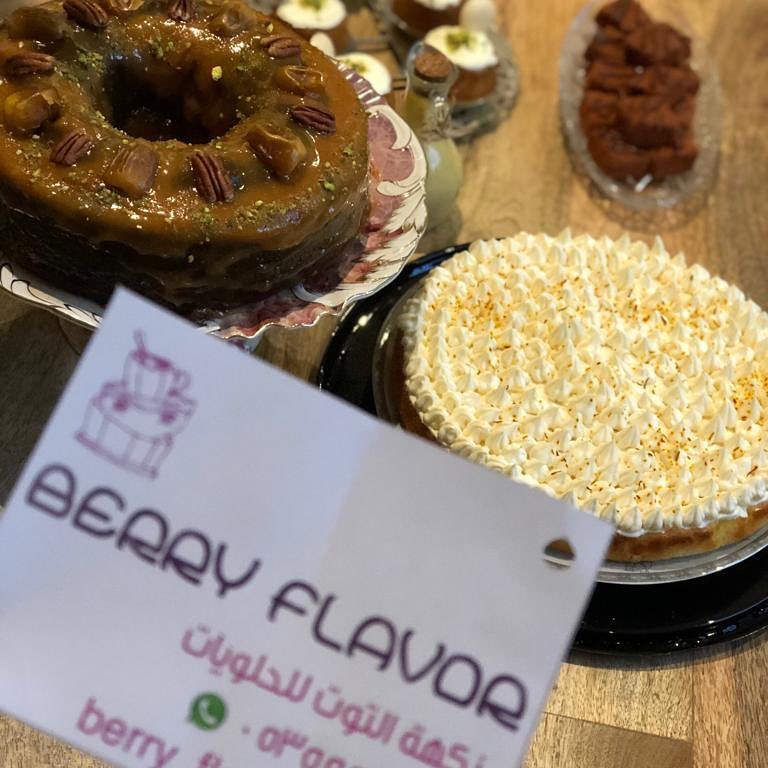 اللذاذه هنا كيكة التمر وكيكة الحليب بالزعفران