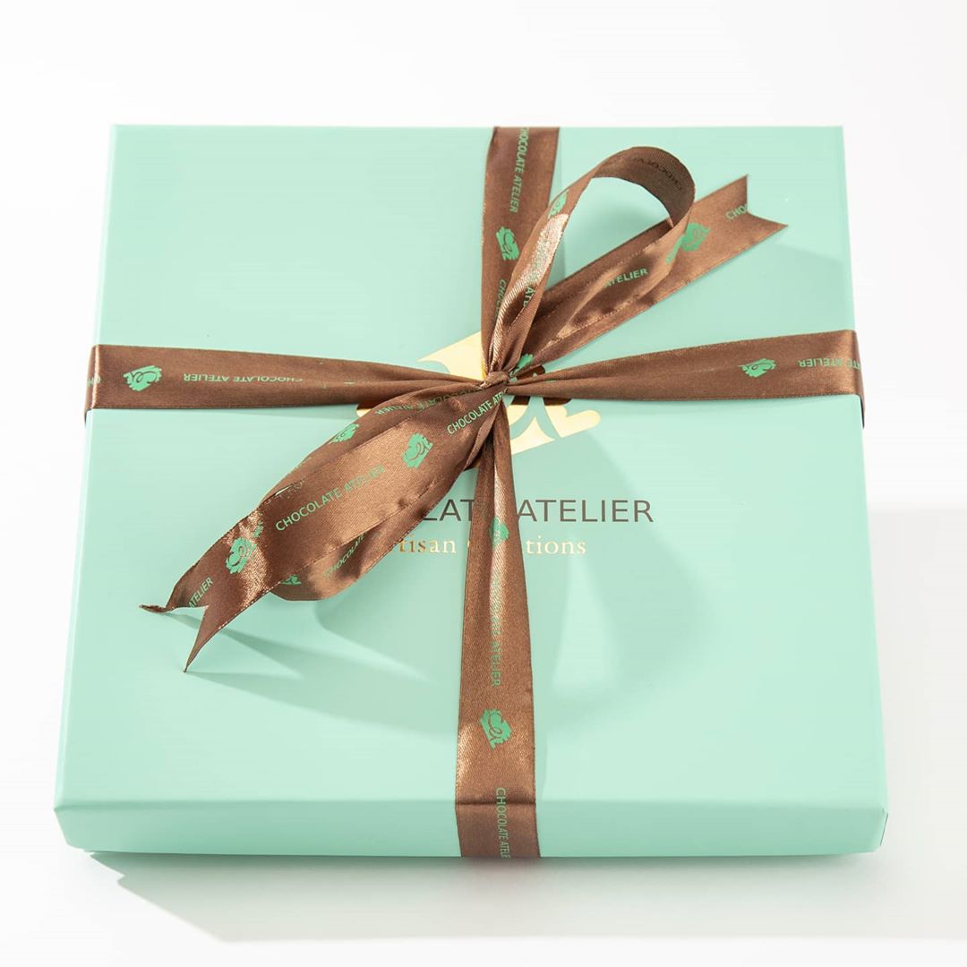 ارسل تهنئة العيد لأحبابك بأفضل شوكولاته
Send your Eid greetings with chocolate Ateiler bonbon box
#stayhome #staysafe #eid #eidcollection #jeddah #jeddah_city #chocolateatelier #chocolate #خليك_بالبيت #جدة #شوكولاته #عيدمبارك