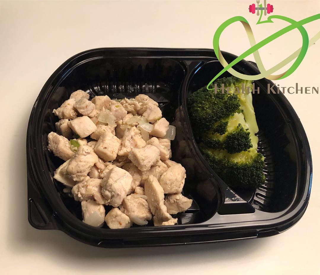 وجبة دجاج + بروكلي . بدون كارب #اشتراكات_شهريه #وجبات_صحية #صحي #healthyfood