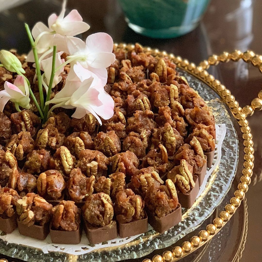 جديدنا حلى الشتوية
شوكولاتة القشد المزينة بجوز البيكان الذهبي✨
#حلويات_ودان #حلويات #حلى_الشتاء #شوكولاته