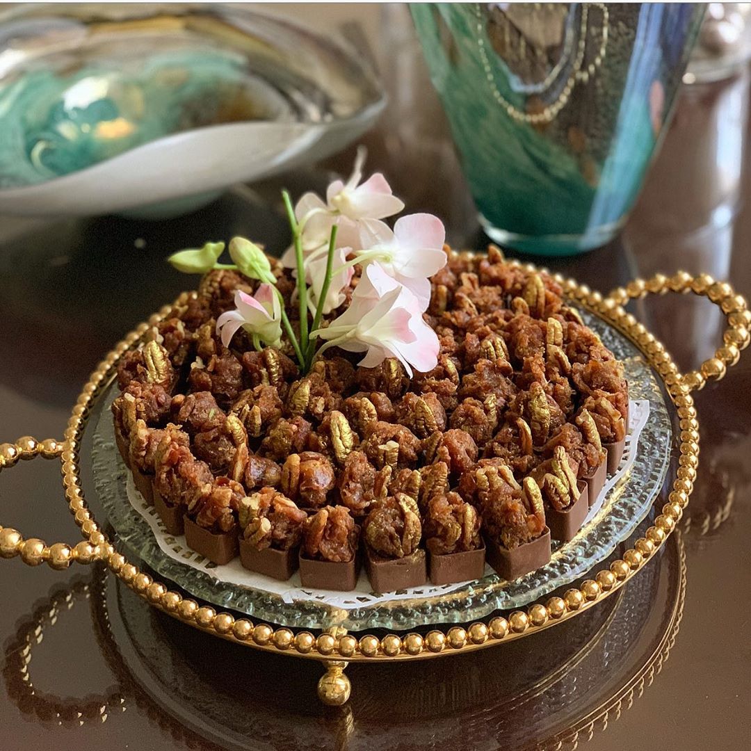 جديدنا حلى الشتوية
شوكولاتة القشد المزينة بجوز البيكان الذهبي✨
#حلويات_ودان #حلويات_الرياض #قشد #شوكولاته