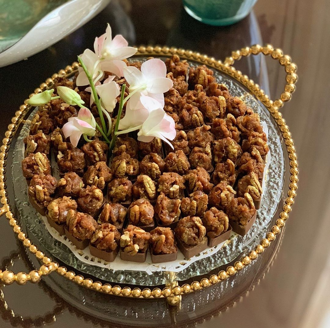 جديدنا حلى الشتوية
شوكولاتة القشد المزينة بجوز البيكان الذهبي✨
#حلويات_ودان #حلويات #حلى_الشتاء #شوكولاته