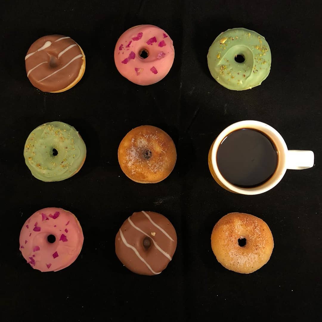 جرب حلا قهوتك اليوم دونات ياقوت ! #دونات + #قهوة ☕ ❤