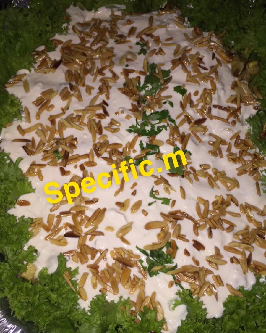 سلطة الخضار. باذنجان كوسا بطاطس جزر مقطع مكعبات صغيرهاللي يحب يقليه او يشويه حسب رغبتك حطيه بالطبق واملحيه وشويه دبس رمان وزيت زيتون. وليمون الخلطه اللي فوق زبادي وطحينه وملعقه مايونيز حسب الرغبه تبليه بالملح والفلفل الابيض وليمون ويزين باللوزاو وبالعافيه