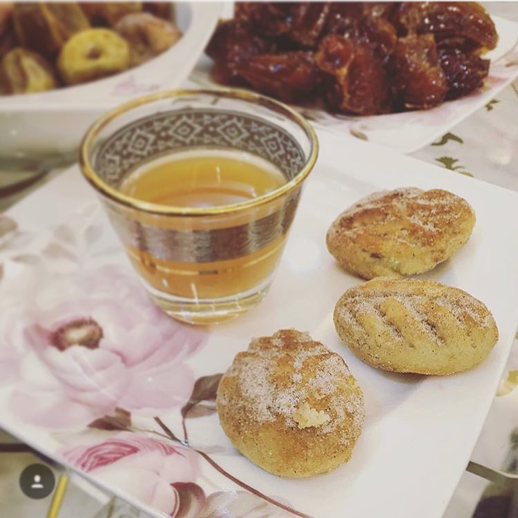 حبات من الخفة،، ،
مثل قطع السحاب،،
♥️ #فطيرة#فطيرة_تفاح #فطيرة_التفاح
#حلى #حلويات #تقديم #تقديمات #ثيم #ضيافة #تخرج #حفلة