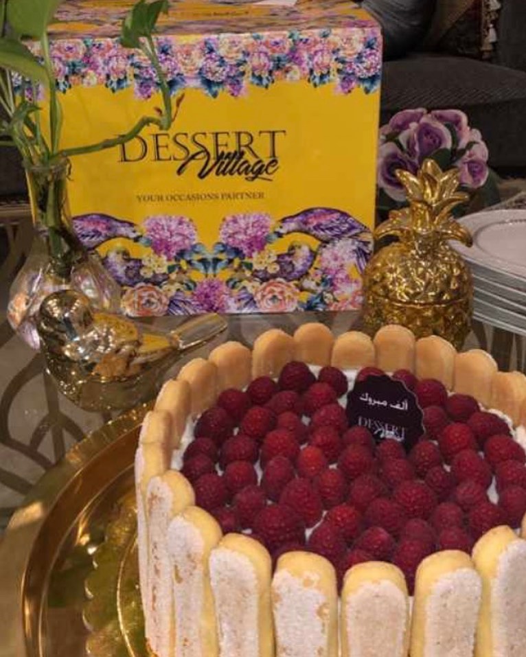 شارلوت كيك بالمانجو
طبقات من التيراميسو كيك محشيه بالكريمه الغنية و اللذيذه وطبقات من حشوة المانجو ومغطاة بحبات التوت الأحمربـ٢٠٠ ريال