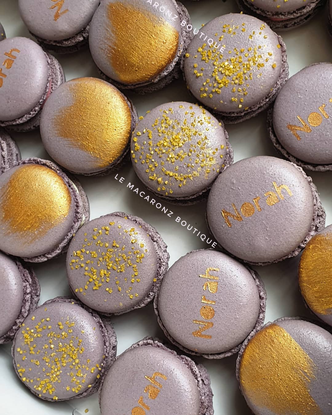 Dusty Purple with touch of GOLD ❤ -------------------------------
زبائننا الكرام...متوقفين عن استقبال طلباتكم في الوقت الحالي
#lemacaronzboutique#macaron#macarons#gold#bridalshower#bride#herecomesthebride#khobar#dammam#qatif#wedding#saudiwedding
#ماكرون#حلى#حلويات#الشرقية#عروس#زواج#الخبر#الدمام#القطيف#حفلات#حفلة#استقبال#مناسبات#توزيعات#استقبالات