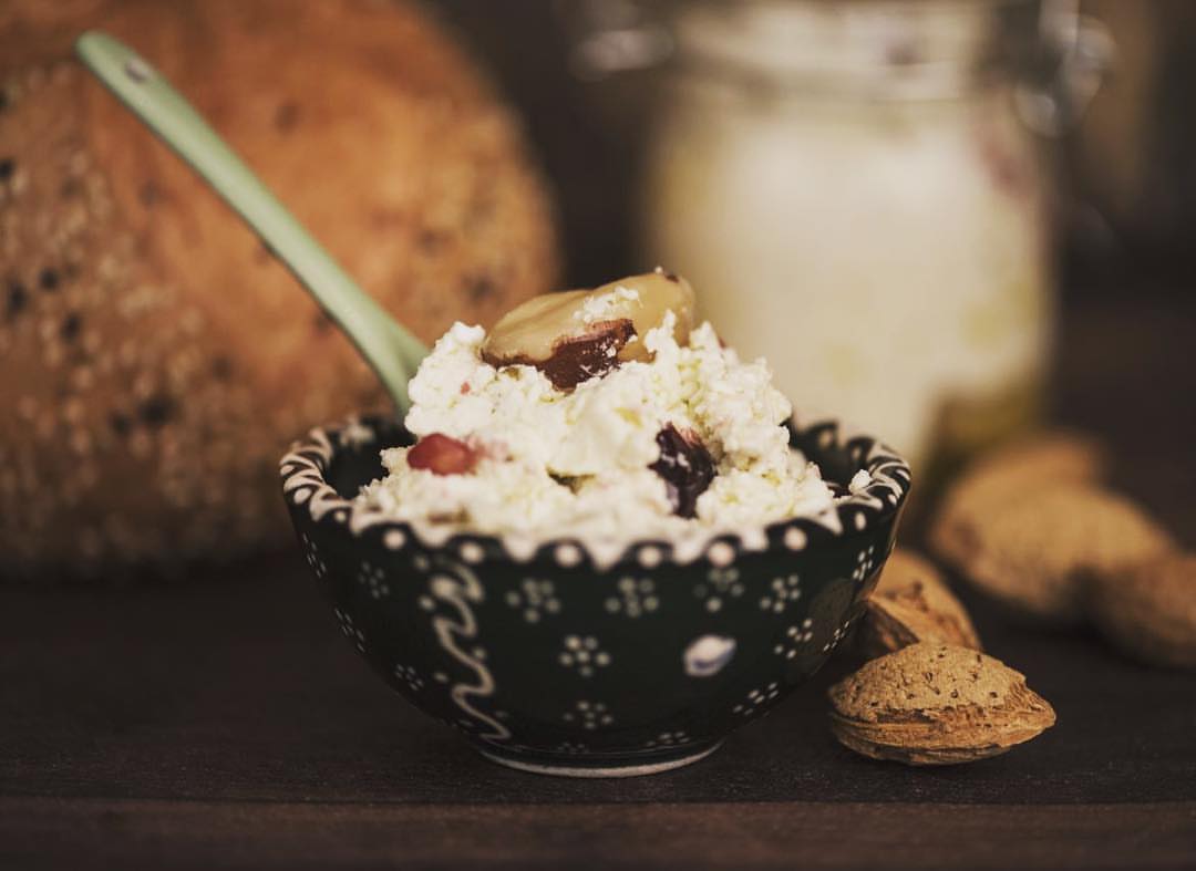حبن بيستو جار و بهار جار و بهار منتجاتنا من اجبان و أعشاب طبيعية و عضوية. #اورجانيك #عضوية #مخلل #مخللات #دقوس #دقوس_حار #صلصة_بيتي #شطة #فلفل #جدة #طرشي #معبوج #بهار #خلطة_زيتون #خلطة_اجبان #تعتيمة #معابيج #جار_و_بهار #اكل #لذيذ #فطور #مخلل_فواكه #food #pickles #yummy #chesse من تصوير المبدعة @samiraalahdal شكرًا حبيبتي على الهدية الرائعة مثلك