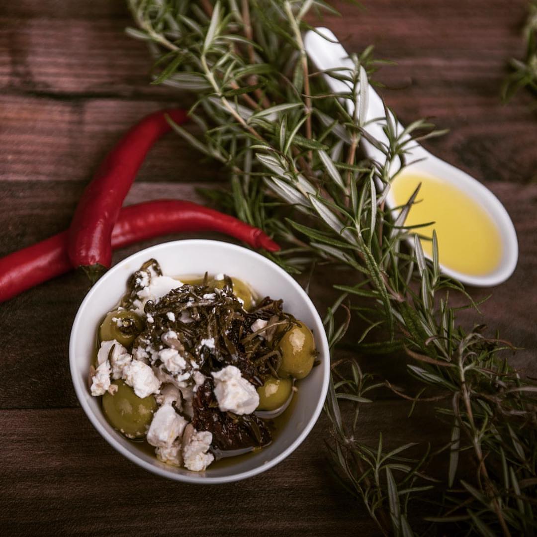 حبن و زيتون و أعشاب جار و بهار جار و بهار منتجاتنا من اجبان و أعشاب طبيعية و عضوية. #اورجانيك #عضوية #مخلل #مخللات #دقوس #دقوس_حار #صلصة_بيتي #شطة #فلفل #جدة #طرشي #معبوج #بهار #خلطة_زيتون #خلطة_اجبان #تعتيمة #معابيج #جار_و_بهار #اكل #لذيذ #فطور #مخلل_فواكه #food #pickles #yummy #chesse من تصوير المبدعة @samiraalahdal شكرًا حبيبتي على الهدية الرائعة مثلك