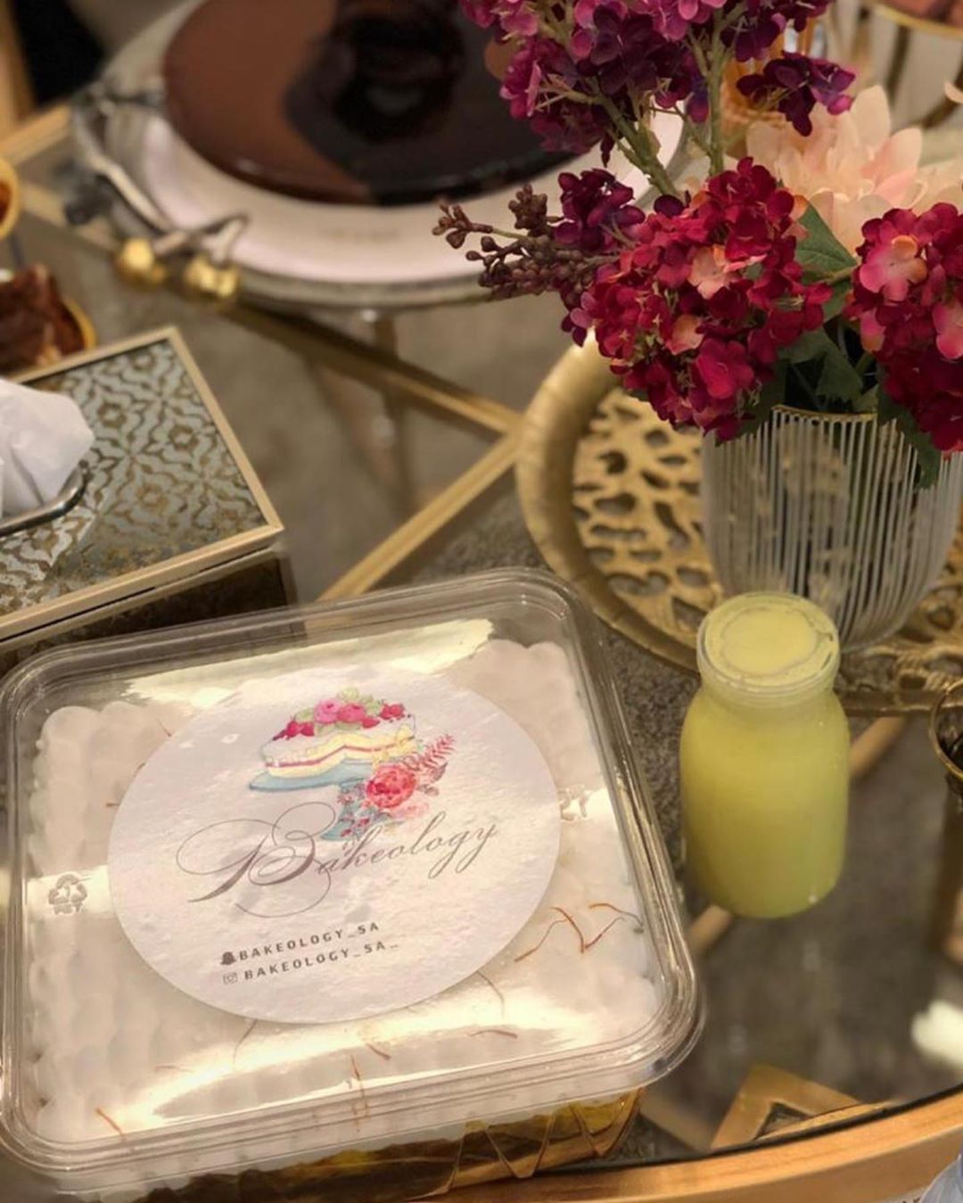 كيكة الحليب بالزعفران محشية بصوص الكراميل وجوز البيكان
#كيكة_الزعفران #سولتد_كراميل #بيكان #جوز_الهند #كيكة_حليب_بالزعفران