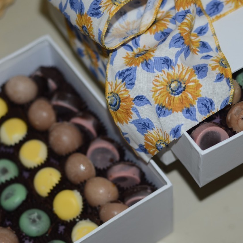 #رمضان_كريم #جدة #جده #شوكلت #الرياض #العيد #صورة #صورة_اليوم #تصويري #تصوير #كانون #تصوير_فوتوغرافي #حلويات #توزيعات #توزيع #نهى_نبيل #رغد_دايز #ضيافه #سناب #ولاده #كراميل #حفلات #رمضان #عيدية #انستقرام #ضيافة_راقية #تقديمات #السعودية #لذيذ