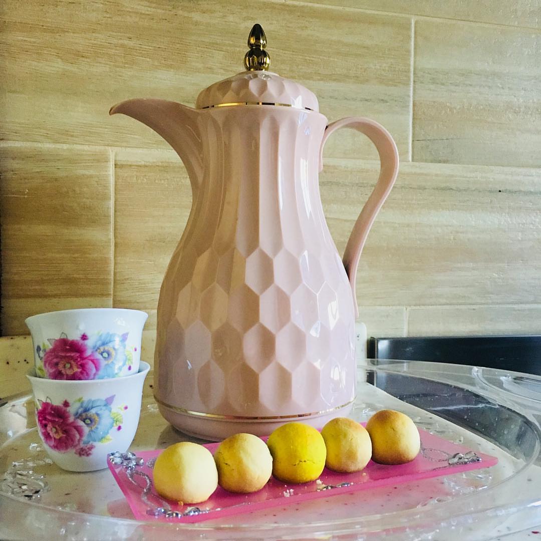ماذآ سَـ يخْسر العآلم ! لو تبآدلنآ الحديث لنصف سآعه فقط .. تُخبِرنِي بهآ عن ضَجَر يومِك ،، وأُخبِرك عنْ ثِقل الحيآة دونَك
#قهوة #قهوة_المساء #قهوة_المغرب #حلا #حلا_القهوه #حلا_الخميس #معمول #معمولي_اللذيذ #ميني_معمول_التمر