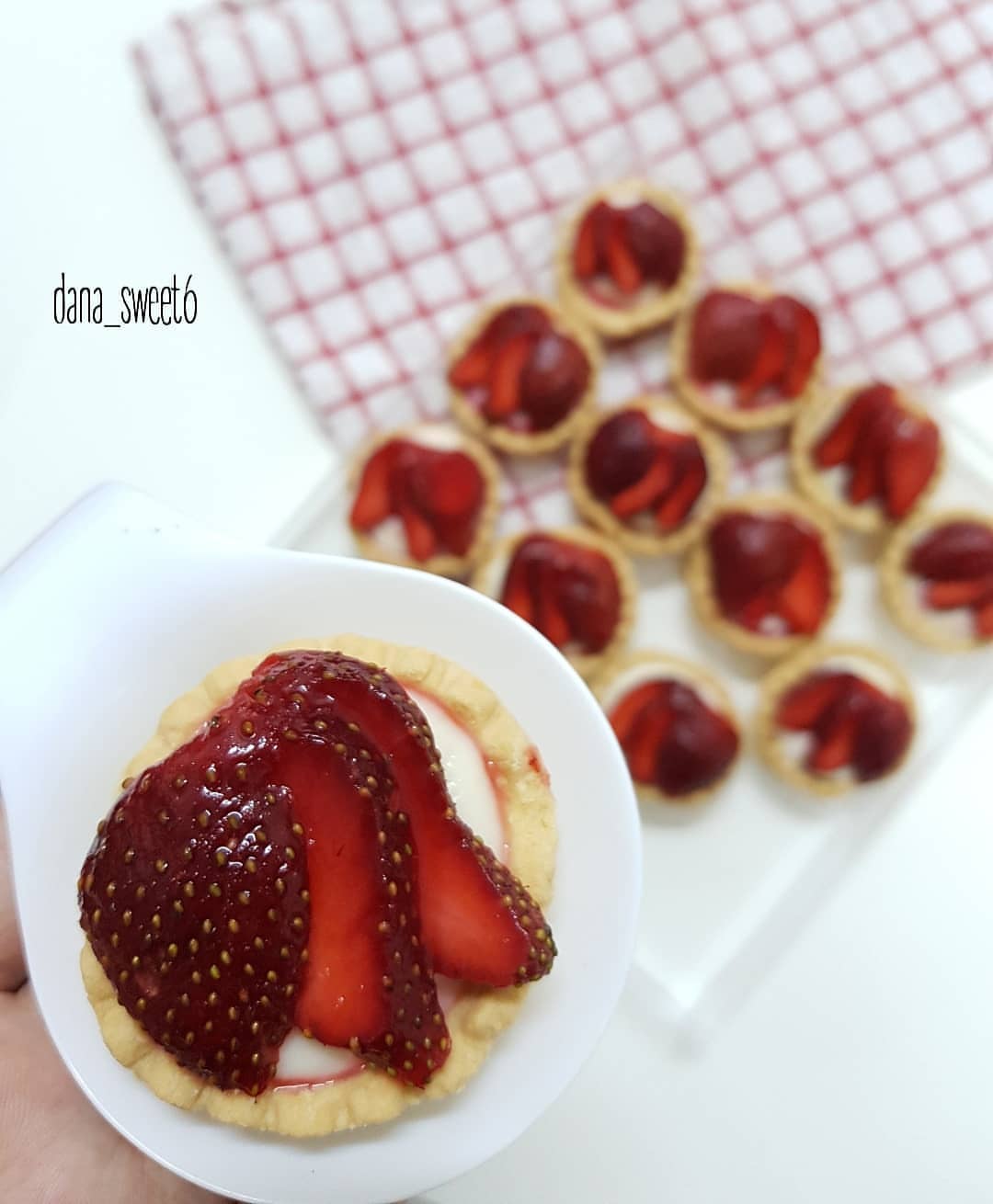 ميني تارت الفراولة ❤
#dana_sweet6 #sweets #sweet #tart #tartstrawberry #minitart #تارت_حلو #ميني_تارت #تارت_الفراولة #حلويات_للبيع_الرياض #حلويات #حلوياتي