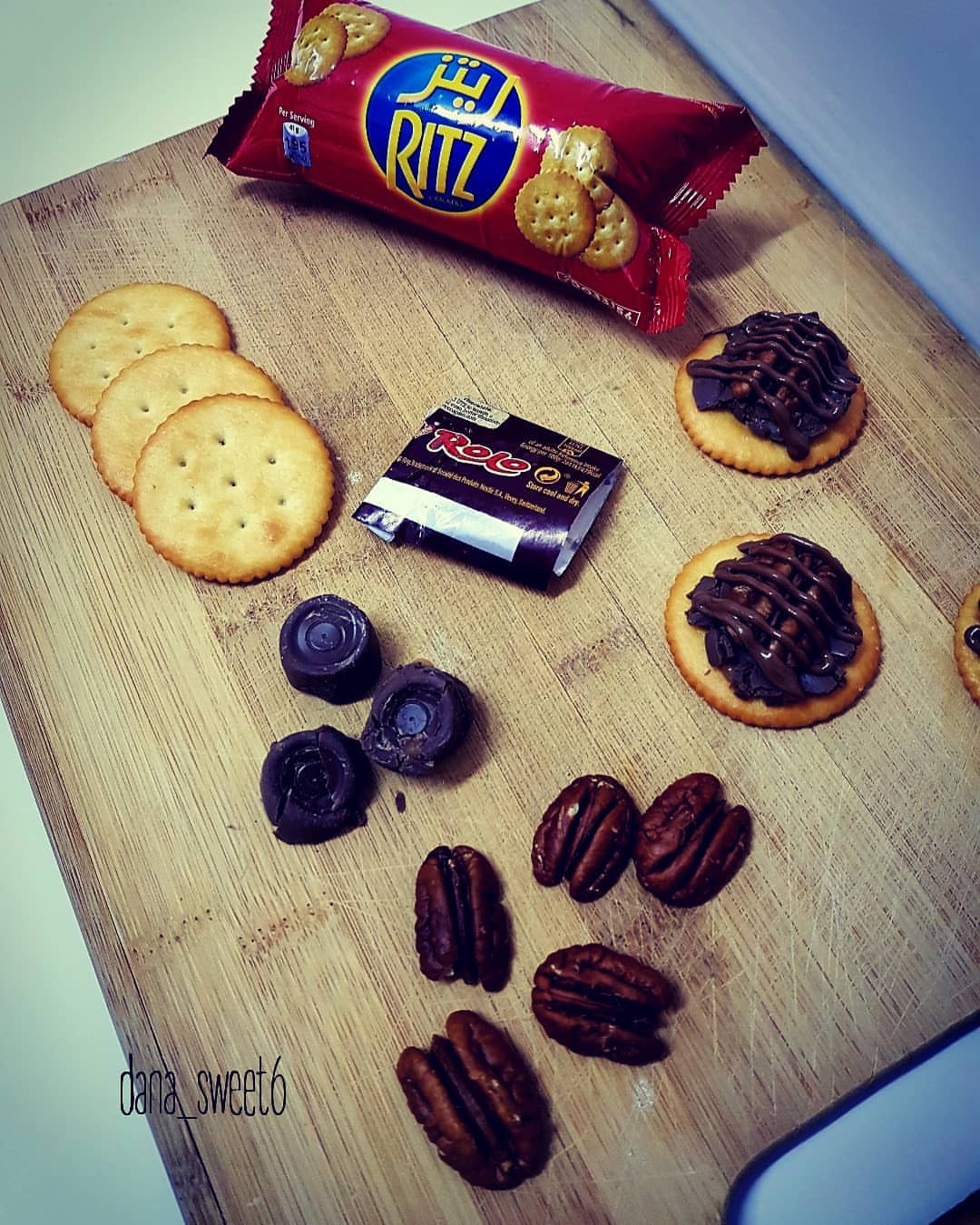 حلا الريتز سهل وسريع ولذيذ
بسكويت ريتز
شوكولا رولو
جوز بيكان
وزينتها بالجالكسي
#dana_sweet6 #sweet #sweets #ritz #حلا_سهل #حلويات_الرياض_ #حلوياتي #حلويات #بسكويت_ريتز #حلا_الريتز