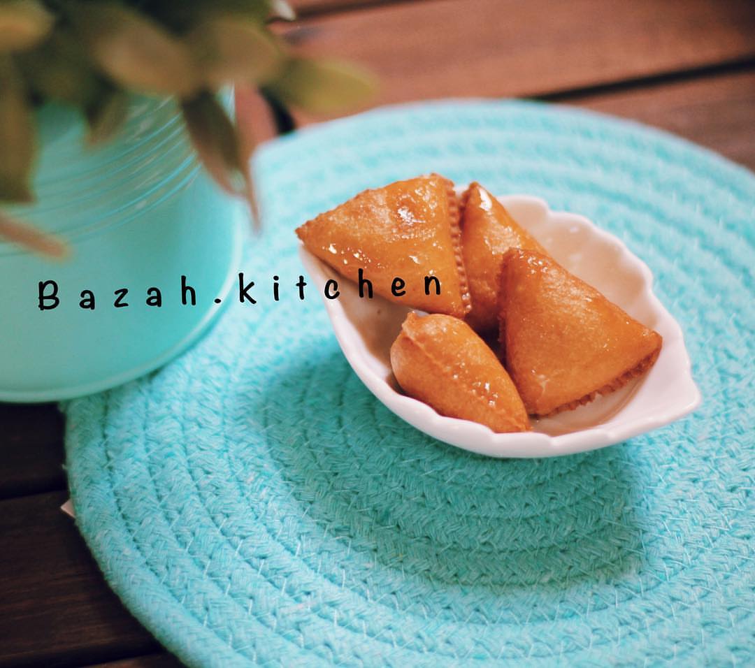 . #سمبوسة السميد محشوه جبن ، تباع مقليه او مفرزنه .
.
#صورة #تصويري #تصميمي #لايك #حلا_سهل #حلا_سريع #افكار_هدايا #مسابقة #مساء_الحب #مساء_الخير #هدايا_تخرج #مساء_الورد #الرياض #حلا_قهوة #مفرزنات_رمضان #مفرزنات #مفرزنات_الرياض #فلتر #مفرزنات_رمضان #توزيعات