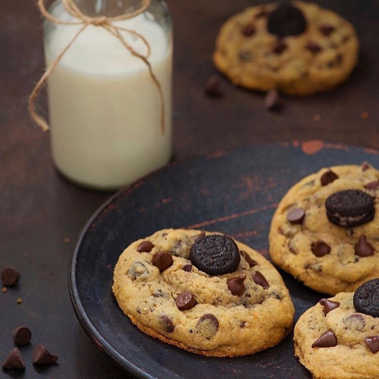 Cookies work best with milk #shushcookies #cookies #cookies #cookiesofinstagram #oreo #jeddah_food #jeddahcookies