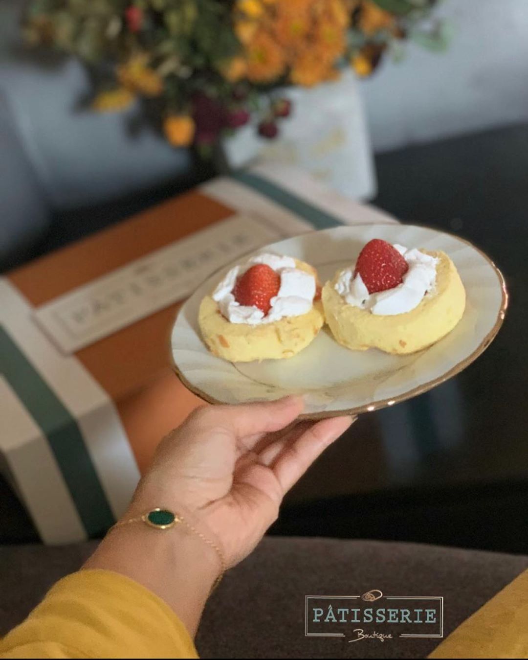جمعة طيبة✨
.
Enjoy your weekend with a piece of a fresh strawberry swissroll❣️