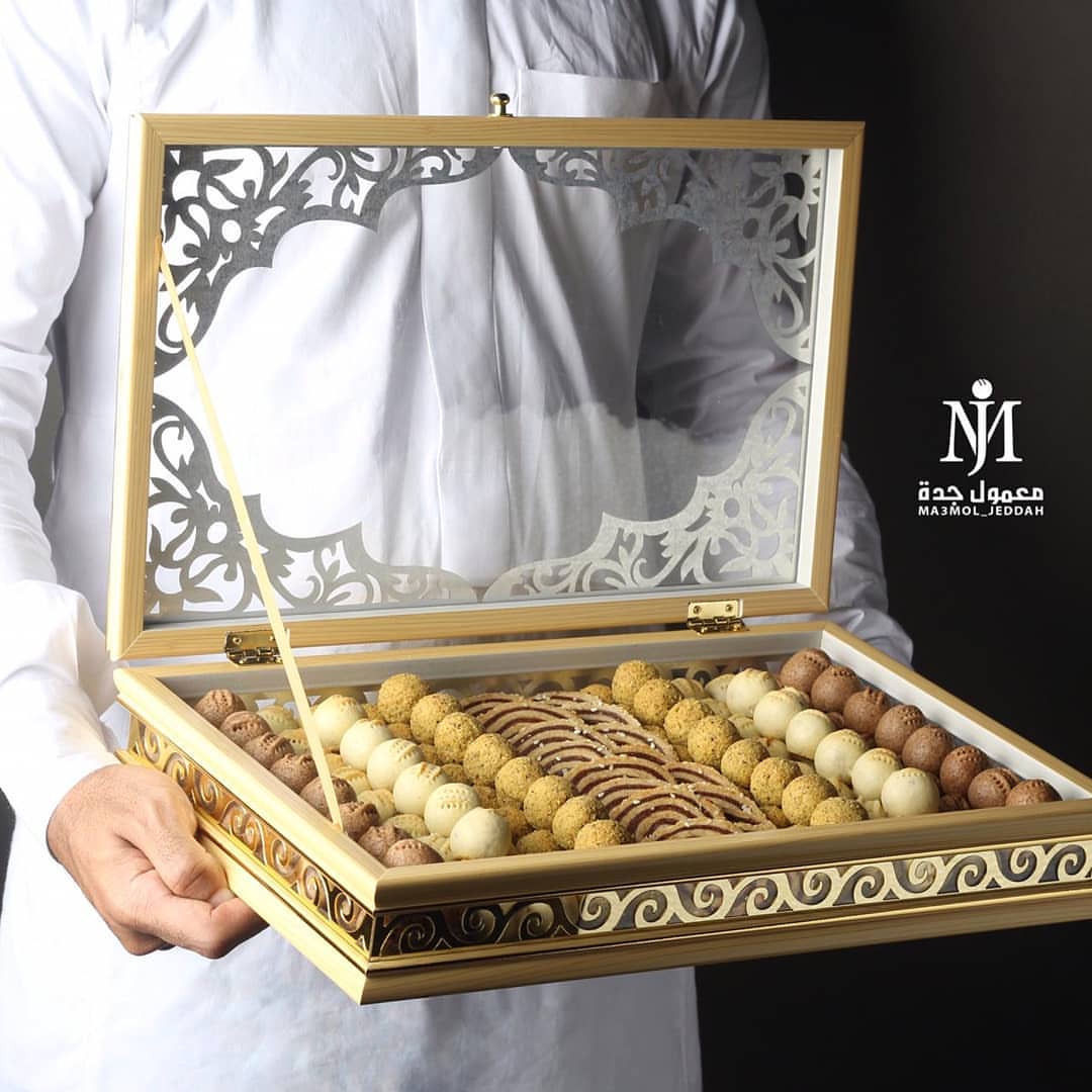 علبة هدايا بالمعمول ٢٦٠ ريال
كميه المعمول كيلو و ٤٠٠ جرام
الانواع حسب الطلب يمكن تعديلها