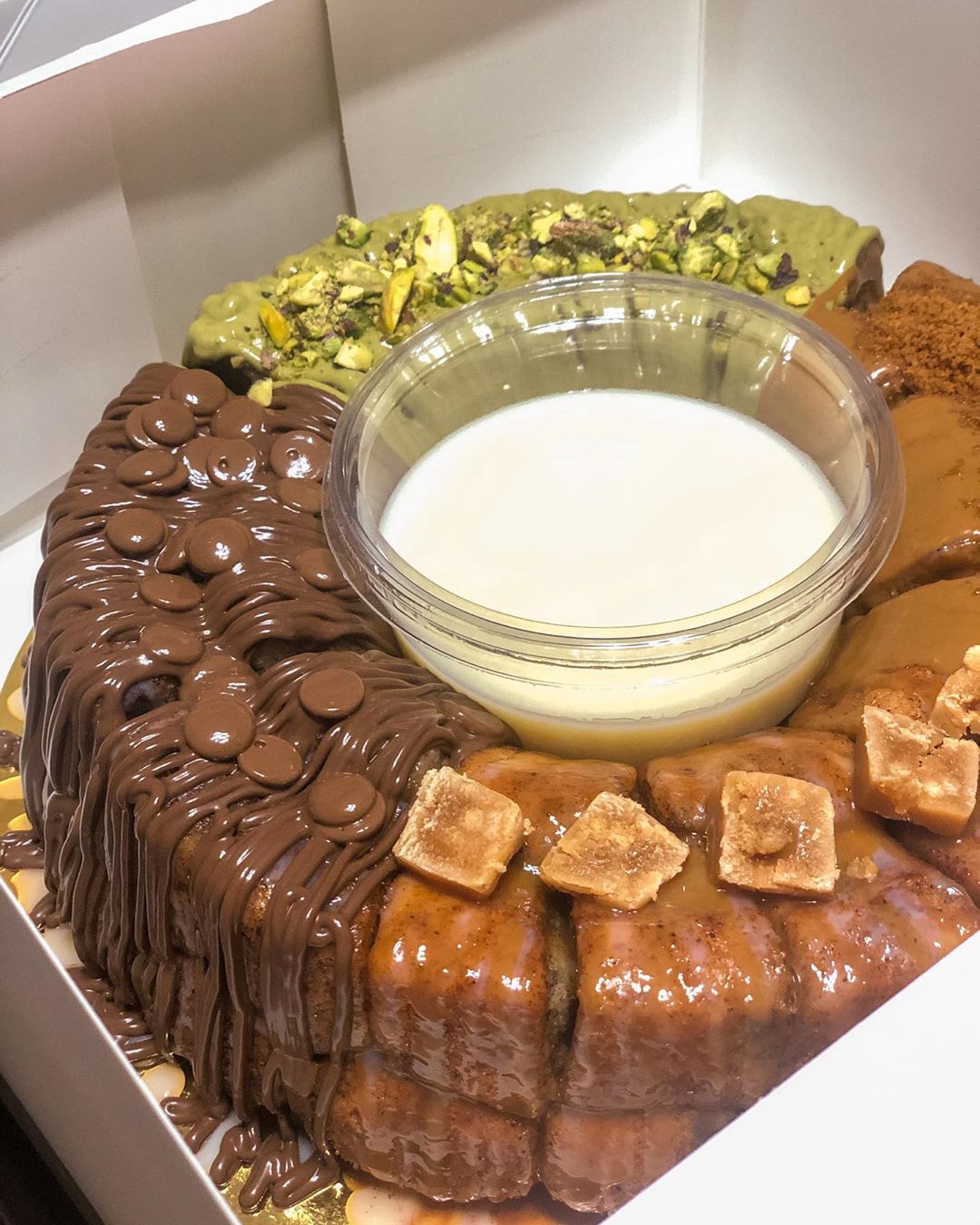 Monkey bread large size four flavors 130sr #monkeybread #order #food #yummy #nutella #lotus #pistachio #toffee #carmel #today #photography #حلى #حلا #حلويات #نوتيلا #لوتس #فستق #توفي #كراميل #كيك #تصوير #دعم #لايك #طلبات #بنات #مونكي_بريد #dulcedeleche #حلاوة