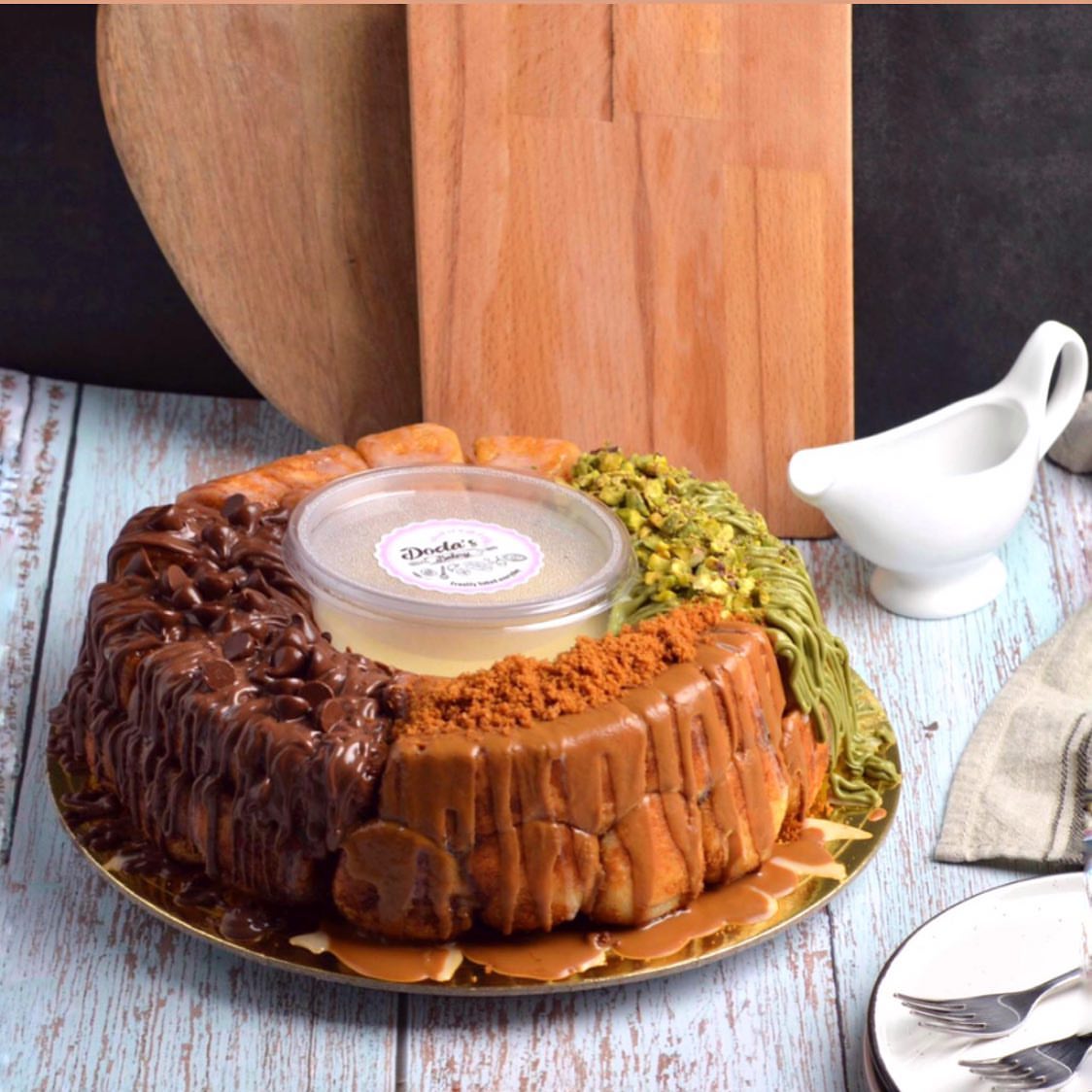 Who has yet to taste the sweetest and most delicious monkey bread in Jeddah #monkeybread #dulcedeleche #foodphotography #مونكي_بريد #قهوة #كوفي #خلية_نحل #حلا #حلويات #سينابون #كرات_القرفة #لذيذ #روعة #تصوير #طعام #دعم #nutella #lotus #toffee #cramel #cheese #cheesecake #bread #خبز #مخبز @alosrasugar @nestledessertsarabia @nutellamiddleeast @kiriarabia