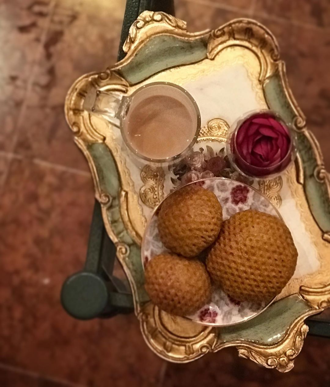 هواءٌ بارد، هدوءٌ أنيق .. ما أجمل بداية الشتاء! ..
صحيح الأجواء حاليا رطوبة وغبار لكن المستقبل القريب✨..
.. " الشتاء ربيع المؤمن .. طال ليلُهُ فقامه و قَصُر نهارهُ فصامه "